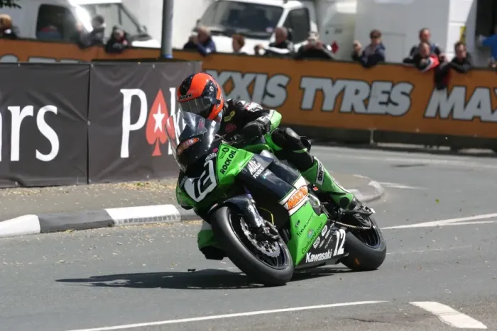 Framed Print : Ryan Farquhar (Kawasaki) 2010 Senior TT Framed Print : Ryan Farquhar (Kawasaki) 2010 Senior TT