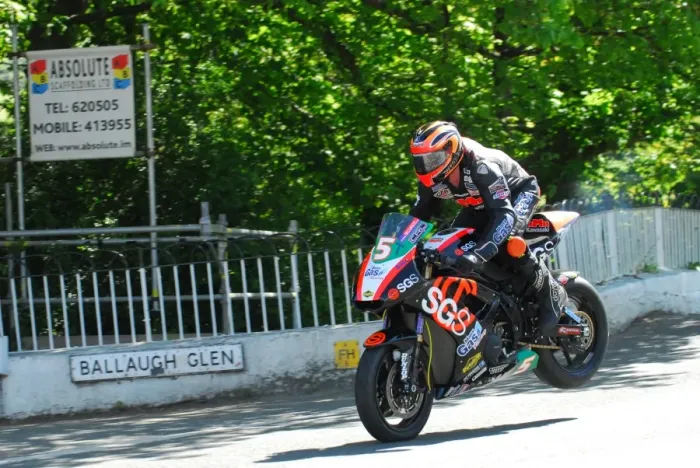 Framed Print : Ryan Farquhar (Kawasaki) 2015 Lightweight TT Framed Print : Ryan Farquhar (Kawasaki) 2015 Lightweight TT