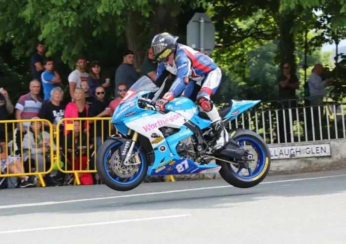 Framed Print : Sam West (BMW) 2018 Superbike TT Framed Print : Sam West (BMW) 2018 Superbike TT
