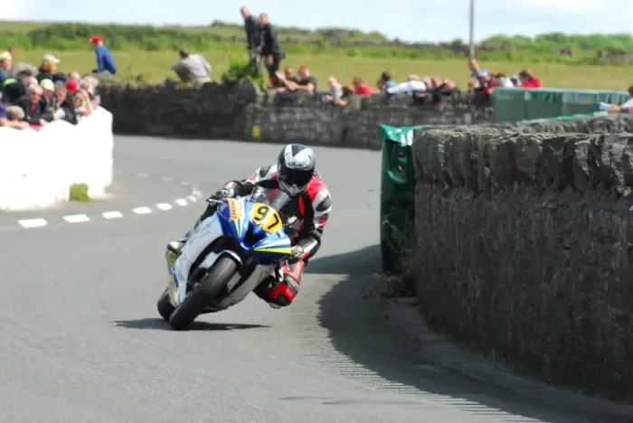 Framed Print : Seamus Elliott (Yamaha) 2015 Southern 100 Framed Print : Seamus Elliott (Yamaha) 2015 Southern 100