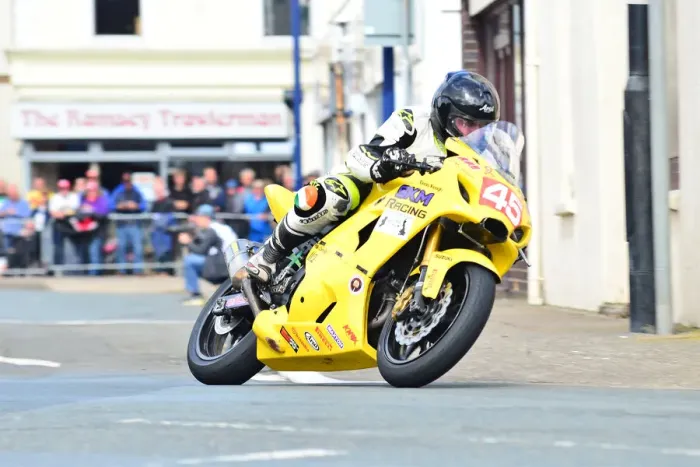 Framed Print : Sean Connolly (Suzuki) 2015 Newcomers Manx Grand Prix
