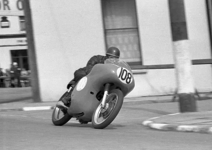 Framed Print : Selwyn Griffiths (AJS) 1963 Junior Manx Grand Prix Framed Print : Selwyn Griffiths (AJS) 1963 Junior Manx Grand Prix