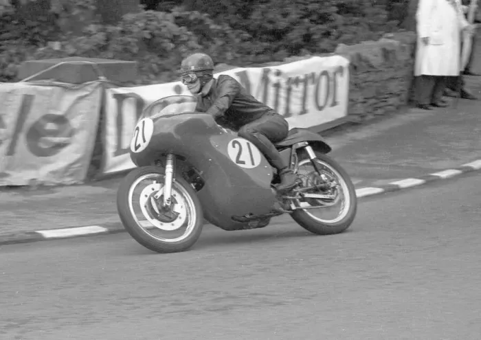 Framed Print : Selwyn Griffiths (Cowles Matchless) 1965 Senior TT Framed Print : Selwyn Griffiths (Cowles Matchless) 1965 Senior TT