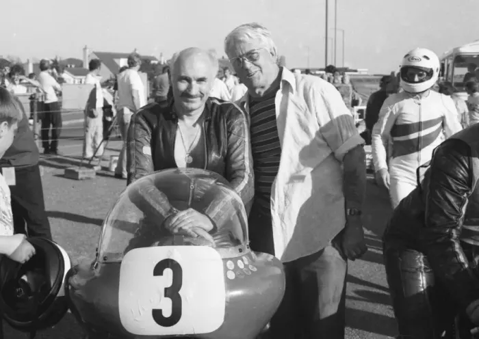 Framed Print : Selwyn Griffiths and Ray Cowles (Cowles Matchless) 1990 Southern 100 Framed Print : Selwyn Griffiths and Ray Cowles (Cowles Matchless) 1990 Southern 100