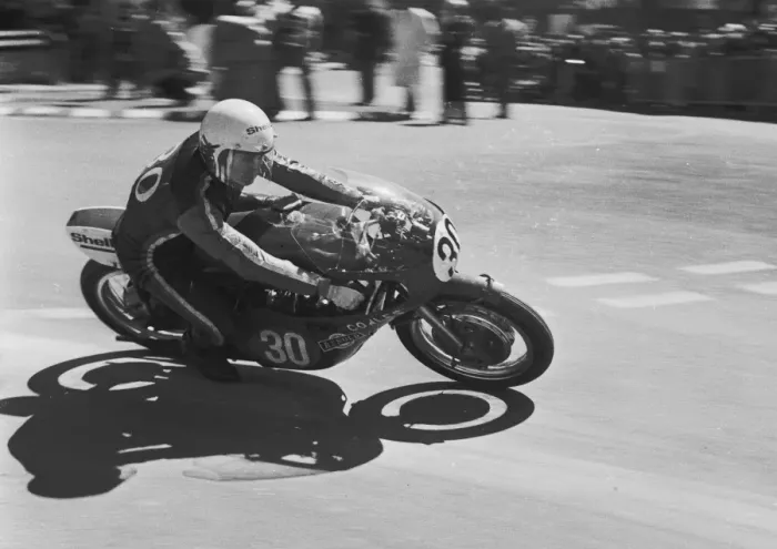 Framed Print : Selwyn Griffiths (Yamaha) 1975 Junior TT Framed Print : Selwyn Griffiths (Yamaha) 1975 Junior TT
