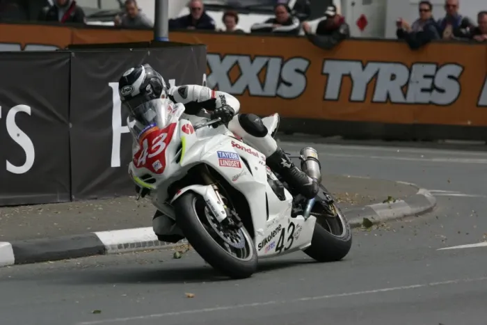 Framed Print : Sergio Romero (Suzuki) 2010 Senior TT
