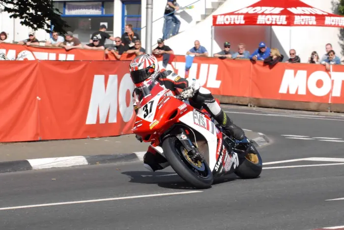 Framed Print : Si Fulton (Yamaha) 2011 Senior TT Framed Print : Si Fulton (Yamaha) 2011 Senior TT