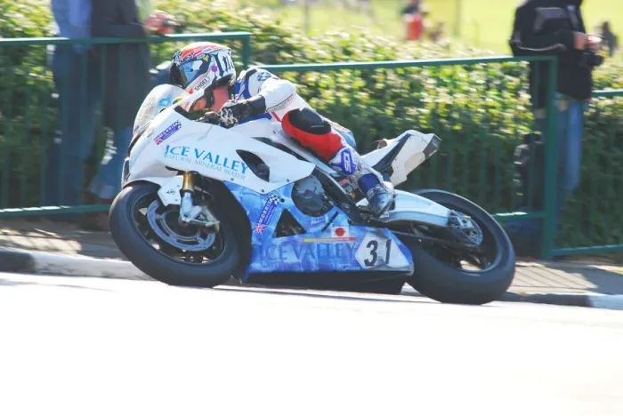 Framed Print : Simon Andrews (BMW) 2011 Senior TT Framed Print : Simon Andrews (BMW) 2011 Senior TT
