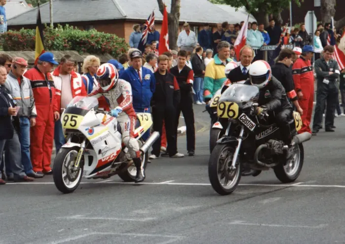 Framed Print : Simon Cheung (Honda) and Hans Otto Buenuth (BMW) 1989 Senior TT Framed Print : Simon Cheung (Honda) and Hans Otto Buenuth (BMW) 1989 Senior TT