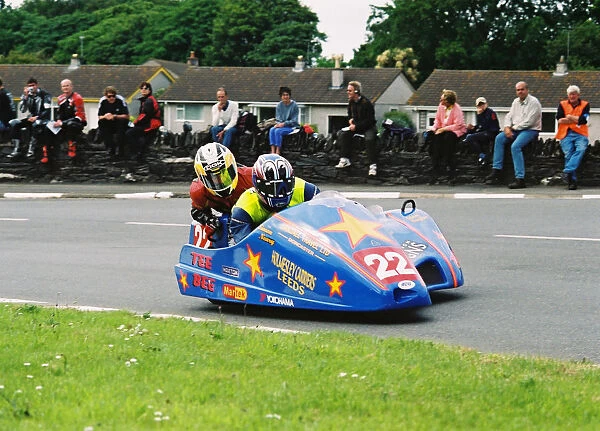 Simon Neary & Steve Taylor (Windle Yamaha) 2004 Sidecar TT