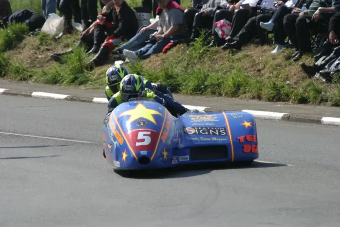 Framed Print : Simon Neary & Stuart Bond (Yamaha) 2007 Sidecar TT Framed Print : Simon Neary & Stuart Bond (Yamaha) 2007 Sidecar TT