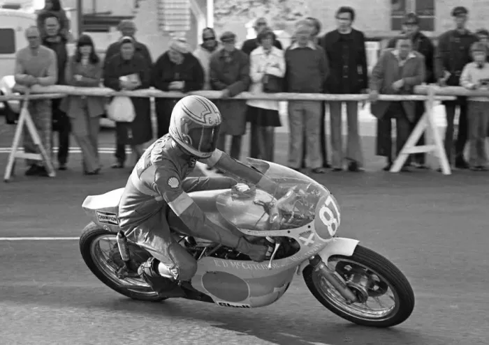 Framed Print : Bill Simpson (Yamaha) 1975 Junior TT Framed Print : Bill Simpson (Yamaha) 1975 Junior TT