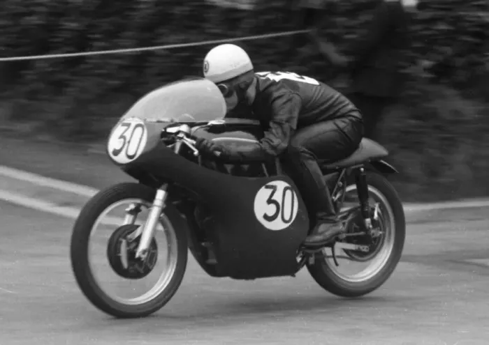 Framed Print : Bill Smith (AJS) 1959 Junior Formula One TT Framed Print : Bill Smith (AJS) 1959 Junior Formula One TT