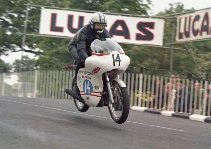 Framed Print : Bill Smith (Honda) 1971 Junior TT Framed Print : Bill Smith (Honda) 1971 Junior TT