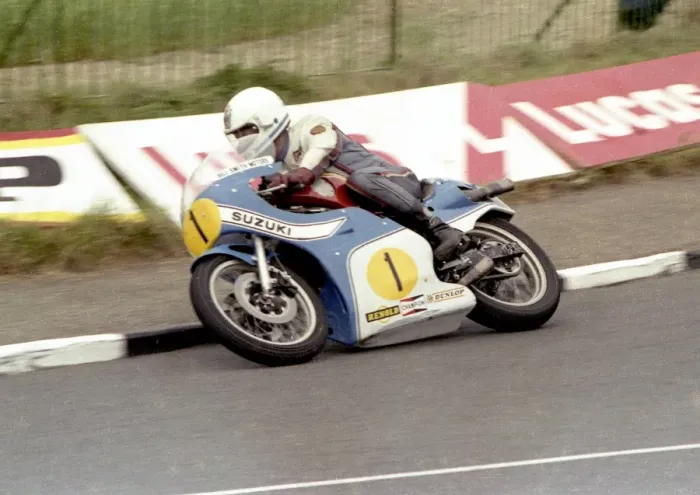Framed Print : Bill Smith (Suzuki) at Signpost Corner; 1978 Senior TT Framed Print : Bill Smith (Suzuki) at Signpost Corner; 1978 Senior TT