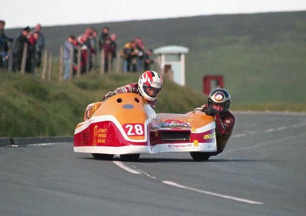 Stephen Ramsden & Philip Roberts (Jacobs Yamaha) 1999 Sidecar TT