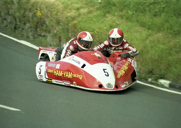 Steve Abbott  /  Shaun Smith at Bedstead Corner 1984 Sidecar TT