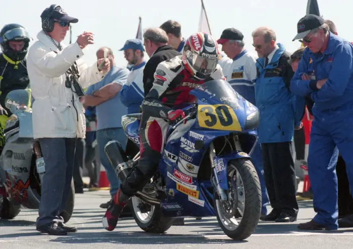 Framed Print : Steve Bridge (Yamaha) 2000 Senior TT Framed Print : Steve Bridge (Yamaha) 2000 Senior TT