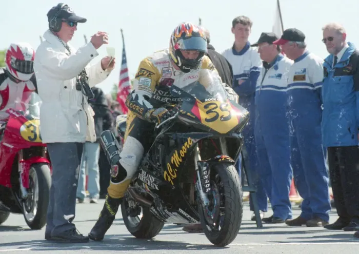 Framed Print : Steve Dey (Yamaha) 2000 Senior TT Framed Print : Steve Dey (Yamaha) 2000 Senior TT