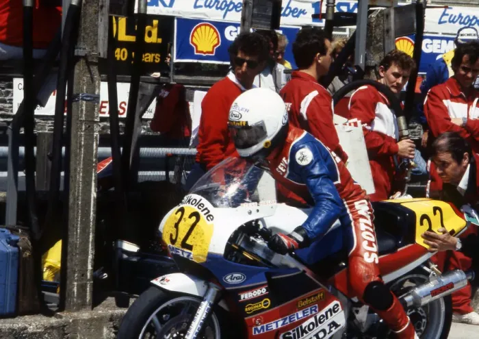 Framed Print : Steve Hislop (Honda) 1988 Senior TT Framed Print : Steve Hislop (Honda) 1988 Senior TT