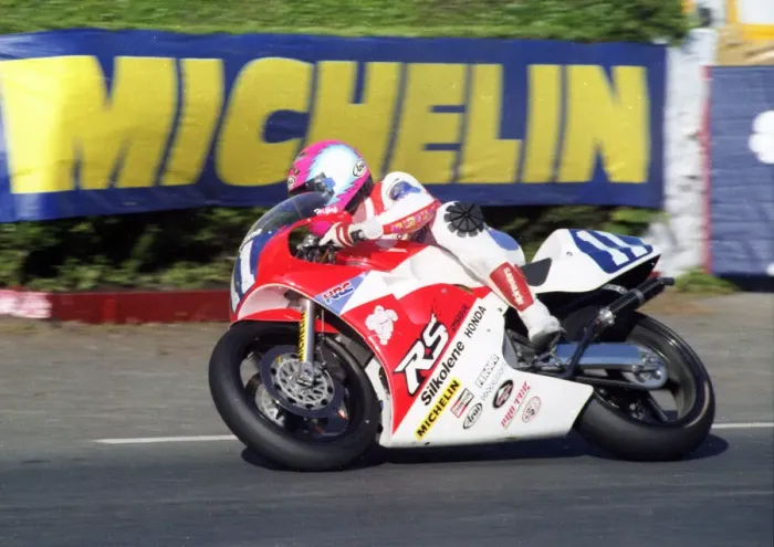 Framed Print : Steve Hislop (Honda) 1989 Junior TT Framed Print : Steve Hislop (Honda) 1989 Junior TT