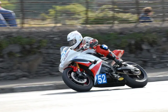 Framed Print : Steve Moodie (Triumph) 2010 Junior Manx Grand Prix