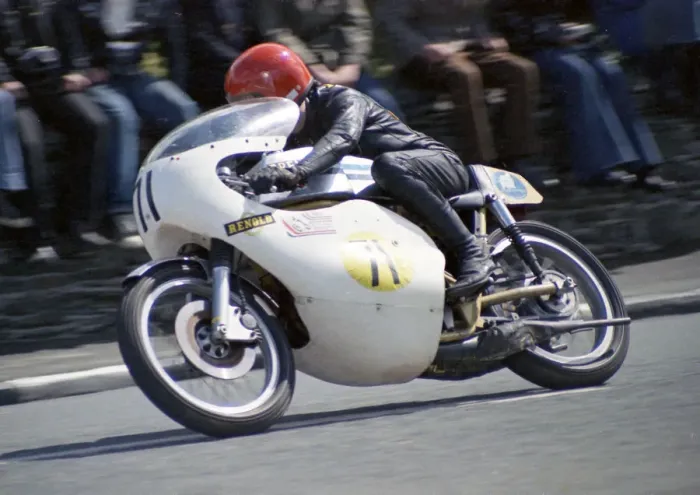 Framed Print : Steve Moynihan (Suzuki) 1974 Senior TT Framed Print : Steve Moynihan (Suzuki) 1974 Senior TT