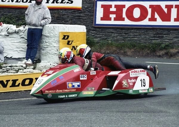 Steve Sinnott & Dave Corlett (Yamaha) 1989 Sidecar TT