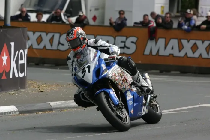 Framed Print : Steven L Thompson (Suzuki) 2010 Senior TT Framed Print : Steven L Thompson (Suzuki) 2010 Senior TT