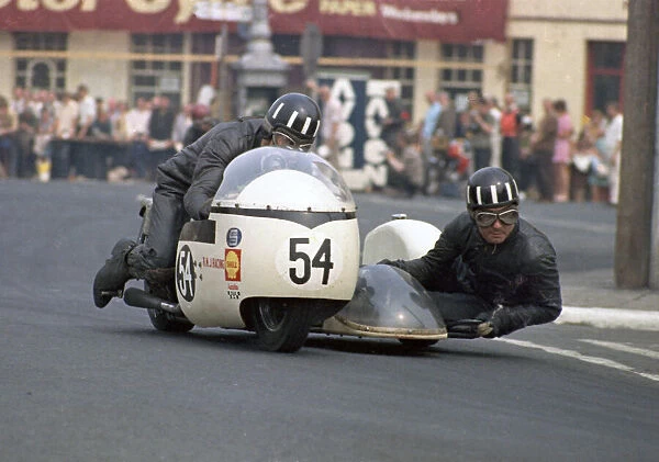 T Harris & B L Harris (Triumph) 1970 500 Sidecar TT