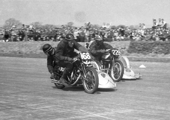 Framed Print : Ted Davis (Vincent) & Bill Boddice (Norton) 1952 Silverstone Framed Print : Ted Davis (Vincent) & Bill Boddice (Norton) 1952 Silverstone