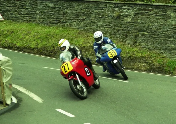 Framed Print : Tim Antill (Norton) and Andy Reynolds (Seeley Matchless) 2000 Senior Classic Manx Grand Prix