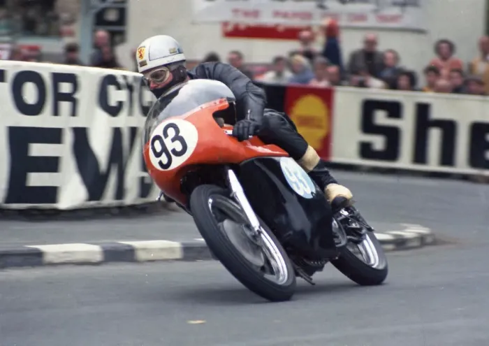 Framed Print : Tom Goodfellow (Norton) 1968 Junior Manx Grand Prix
