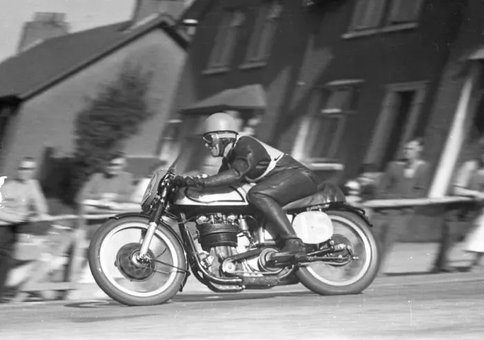 Framed Print : Tom Graham (Norton) 1957 Junior Manx Grand Prix Framed Print : Tom Graham (Norton) 1957 Junior Manx Grand Prix