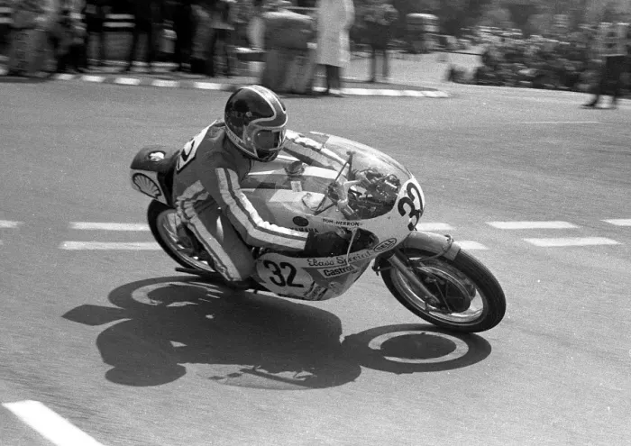 Framed Print : Tom Herron (Yamaha) 1974 Senior TT Framed Print : Tom Herron (Yamaha) 1974 Senior TT