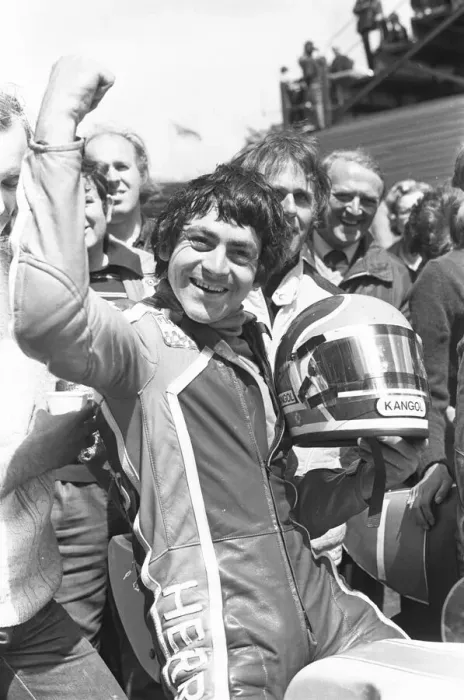 Framed Print : Tom Herron (Yamaha) 1976 Senior TT Framed Print : Tom Herron (Yamaha) 1976 Senior TT