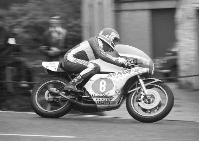 Framed Print : Tom Herron (Yamaha) 1977 Junior TT Framed Print : Tom Herron (Yamaha) 1977 Junior TT