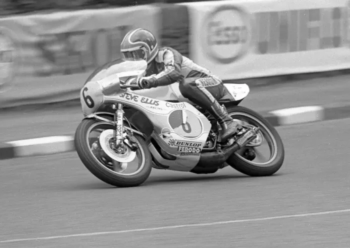 Framed Print : Tom Herron (Yamaha) 1977 Senior TT Framed Print : Tom Herron (Yamaha) 1977 Senior TT
