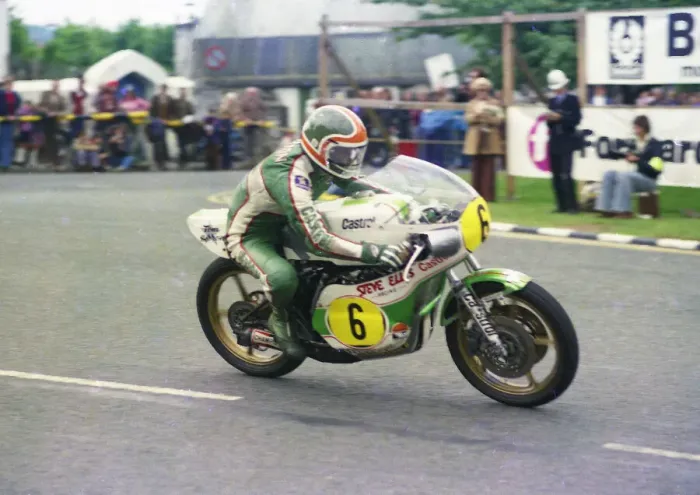 Framed Print : Tom Herron (Yamaha) 1977 Senior TT Framed Print : Tom Herron (Yamaha) 1977 Senior TT
