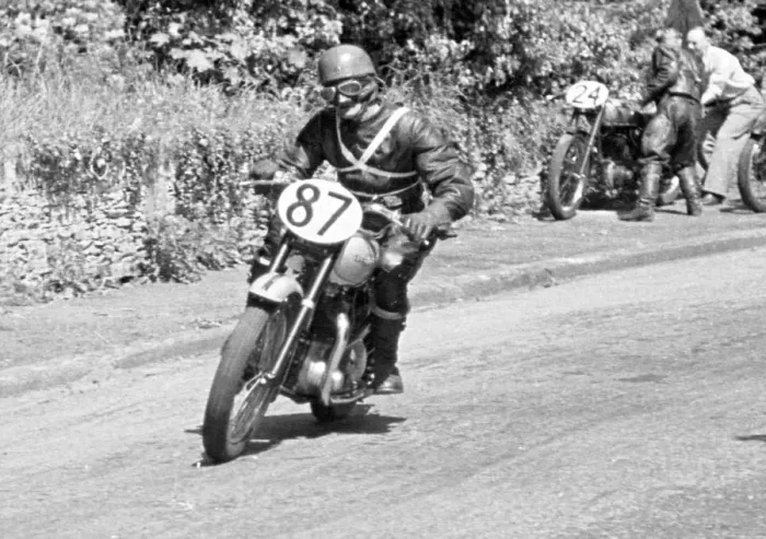 Framed Print : Tom Hodgson (Triumph) 1948 Senior Clubman TT