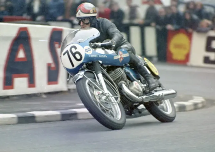 Framed Print : Tom Loughridge (Crooks Suzuki) 1971 Senior TT Framed Print : Tom Loughridge (Crooks Suzuki) 1971 Senior TT