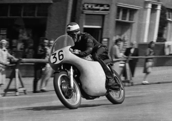 Framed Print : Tom Phillis (Norton) 1958 Junior TT Framed Print : Tom Phillis (Norton) 1958 Junior TT
