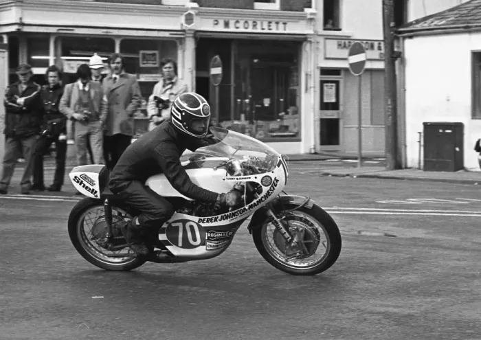 Framed Print : Tom Robinson (Yamaha) 1977 Junior TT Framed Print : Tom Robinson (Yamaha) 1977 Junior TT