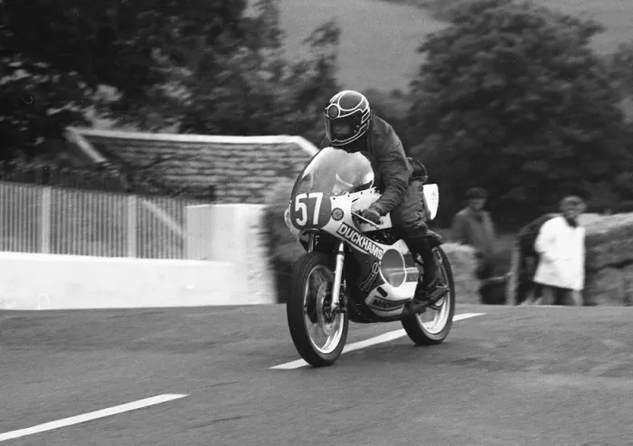 Framed Print : Tom Robinson (Yamaha) 1977 Junior TT Framed Print : Tom Robinson (Yamaha) 1977 Junior TT