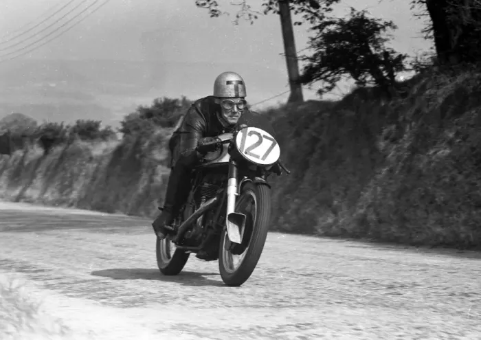 Framed Print : Tom Thorp (Norton) 1959 Junior Manx Grand Prix