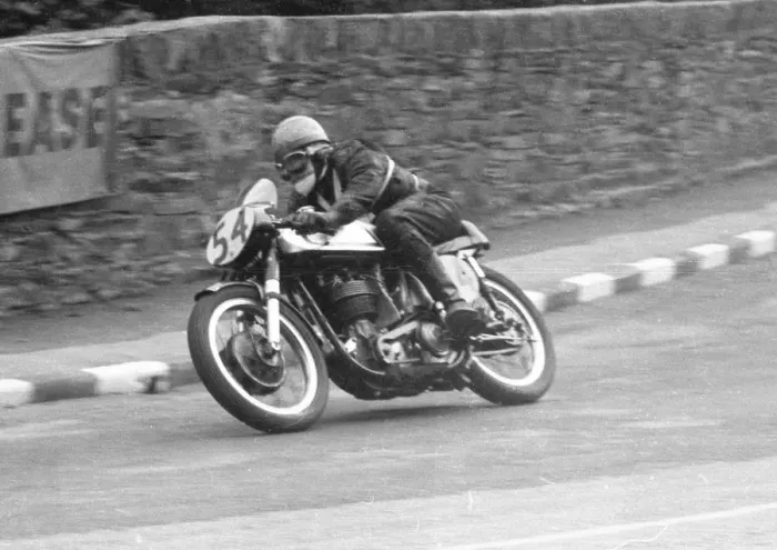 Framed Print : Tom Walker (Norton) 1960 Senior Manx Grand Prix