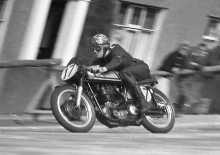 Framed Print : Tom Walker (Norton) 1961 Senior Manx Grand Prix