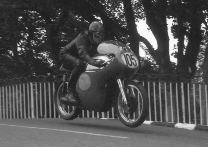 Framed Print : Tom Walker (Norton) 1962 Senior Manx Grand Prix Framed Print : Tom Walker (Norton) 1962 Senior Manx Grand Prix