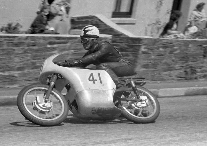 Framed Print : Tommy Robb (Ducati) at Nursery Bends, 1959 Ultra Lightweight TT Framed Print : Tommy Robb (Ducati) at Nursery Bends, 1959 Ultra Lightweight TT