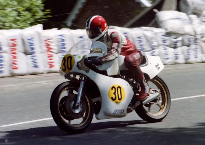 Framed Print : Tony Head (Yamaha) 1982 Senior TT Framed Print : Tony Head (Yamaha) 1982 Senior TT